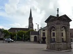 Mairie-Lavoir und überdachter Brunnen