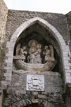 Die Statuengruppe der Jungfrau in der Porte de la Dûne