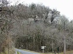 Fourneau vom Straßenabzweig im Südwesten. Gut erkennbar die beiden oberen Auskolkungen.