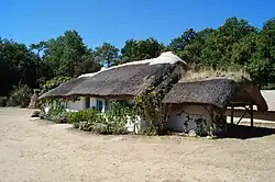 Bourrine, ein für die Region typisches reetgedecktes Haus, im Ecomuseum