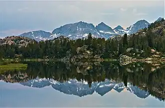 Bow Mountain und Mount Arrowhead (Mitte) über dem Upper Jean Lake. Rechts der American Legion Peak