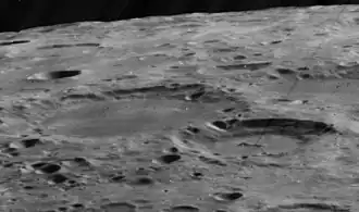 Lunar-Orbiter-5-Aufnahme, Boyle im Vordergrund, rechts der Bildmitte, dahinter der größere Hess