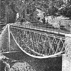 Zwischen Brđani (Brdjani) und Bradina überquerte eine 55 Meter lange Eisen­brücke die 57 Meter tiefe Lukaschlucht.