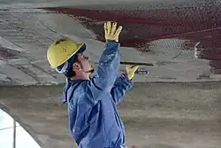 Das Laminierverfahren wird bevorzugt bei der Verstärkung von Bauwerken eingesetzt. Hier wird zunächst eine ca. 3–5 mm dicke Schicht Feinbeton auf den Untergrund (ein bestehendes Bauwerk oder eine Schalung) aufgetragen. In diese Schicht wird die erste Lage textiler Bewehrung leicht eingedrückt. Anschließend werden die Arbeitsschritte Betonauftragen und Textile-Bewehrung-Einlegen so oft wiederholt, bis die gewünschte Lagenanzahl erreicht ist. Den Abschluss bildet eine dünne Feinbetonschicht. Der Feinbeton kann händisch oder im Sprühverfahren aufgebracht werden. Abstandhalter zur Lagesicherung sind nicht notwendig.