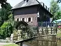 Mühlengebäude mit Wasserrad