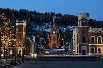 Foto eines Platzes in einer Stadt mit einer Kirche im Zentrum des Bildes.