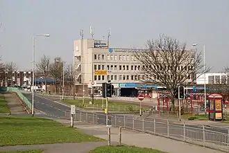 Einkaufszentrum und Bushaltestellen, Lower Town Street
