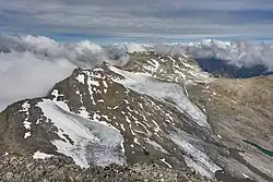 Blick vom Gipfel der Schesaplana über den Brandner Gletscher zur Mannheimer Hütte am 13.&nbsp;Juli 2017. Weiteres deutliches Abschmelzen innerhalb der letzten Jahre.