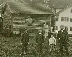 Eishütte 1910, dort lagerten Eisblöcke für die Brauerei, die im Winter aus dem Weiher geschnitten wurden.