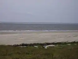 Die Brauerplate von Borkum aus gesehen. Die Entfernung beträgt etwa drei Kilometer.