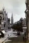 Aufnahme von nach 1890:[5] Bohlweg, Blickrichtung Norden. Im Zentrum die Katharinenkirche. In der Mitte, rechts und links abzweigend sichtbar, Steinweg und Dankwardstraße. Gerade noch sichtbar, links bei der Einmündung der Dankwardstraße, ein Teil des Gebäudes herzoglicher Finanzverwaltung (späteres Stammhaus der Braunschweigischen Staatsbank[6]). In der Straßenmitte sind die Gleise der Pferdebahn zu erkennen.