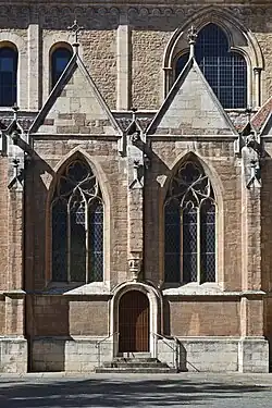 Östlicheste Fenster der Lang­haus­ober­gaden (beid­seits) spitz­bogig, Nasung aus großen Steinen, noch keine Maßwerktechnik