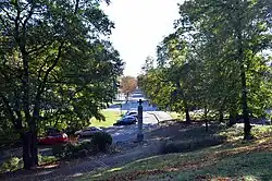 Der geradlinige Wendentorwall verläuft auf den Gaußberg zu