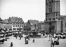 Der Heinrichsbrunnen (1873). Das große Haus im Hintergrund links ist die Hagenmarkt-Apotheke. Bild rechts, Blickrichtung Nordosten Ansicht von 1892 mit Katharinenkirche.