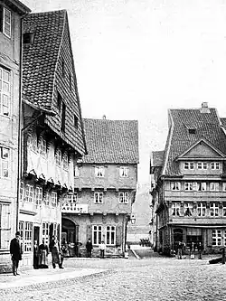 Linkes Bild: Blick von der Auguststraße in Richtung Jodutenstraße, links zweigt die Kuhstraße ab (um 1880). Rechtes Bild: Blick durch die Jodutenstraße auf die Auguststraße mit dem Dannenbaumschen Haus (Auguststraße 33), das, wie die Jodutenstraße und deren unmittelbare Umgebung, beim Bombenangriff am 15. Oktober 1944 vollständig zerstört wurde.