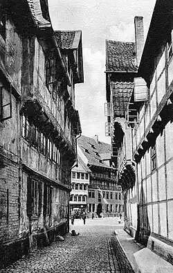 Linkes Bild: Blick von der Auguststraße in Richtung Jodutenstraße, links zweigt die Kuhstraße ab (um 1880). Rechtes Bild: Blick durch die Jodutenstraße auf die Auguststraße mit dem Dannenbaumschen Haus (Auguststraße 33), das, wie die Jodutenstraße und deren unmittelbare Umgebung, beim Bombenangriff am 15. Oktober 1944 vollständig zerstört wurde.
