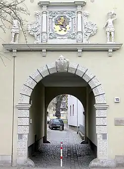 Blick in die Opfertwete (das Portal stammt vom Kalmschen Haus, das im Zweiten Weltkrieg zerstört wurde).