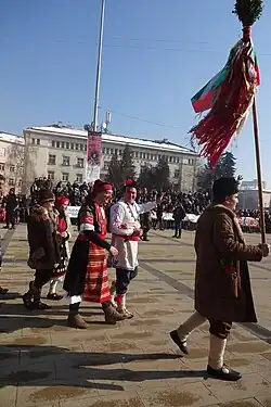 Männliche Braut und Bräutigam bei der Surwa in traditionellen bulgarischen Trachten