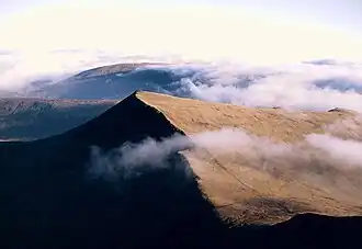 Blick vom 886 Meter hohen Pen y Fan zum 795 Meter hohen Cribyn