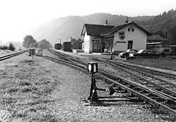 Bahnhof Bezau im Jahr 1971, damals noch mit dem auf Bregenzer Seite gelegenen Gütermagazin