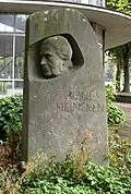 Denkmal/Plastik Agnes Heineken zwischen Block A und B (Bildhauer: K. Lettow, erstellt: 1957)