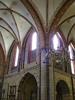 Südwestlicher Vierungspfeiler: links südliches Querschiff, unten Ende des Südschiffs