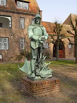 Statue des heiligen Michael vor dem Rosenhof der Egestorff-Stiftung im Bremer Stadtteil Osterholz