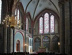 Ostchor: romanisch-früh­goti­scher Grund­riss, früh­gotische Fenster, um­ge­setzte romanische Portale