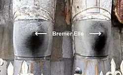 Die sogenannte Bremer Elle an der Roland-Statue in Bremen