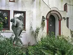 Ringer vor dem maurischen Haus Foto: 2006