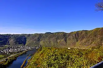 Blick über die Mosel und vorbei am Dorf Bremm zum Calmont