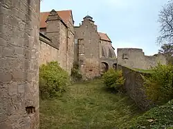 Blick von Westen in den Graben mit Brücke zur Vorburg und Contrescarpe