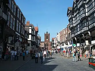 Die Bridge Street mit den Chester Rows und der St Peter’s Church