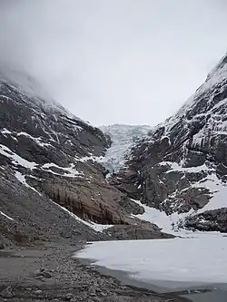 Briksdalsbreen März 2015 mit Briksdalsvatnet im Vordergrund