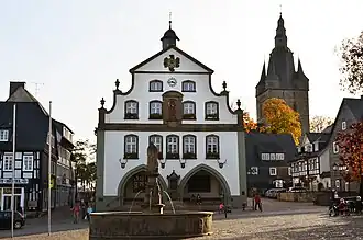Blick über den Markt auf das Rathaus und die Propsteikirche, im Vordergrund der Petrusbrunnen