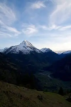 Der Bristenstock von der Strängmatt aus gesehen.