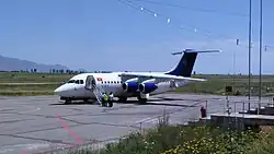 Flugzeug auf Rollbahn mit geöffneter Tür