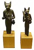 Statuetten der Bastet in Frauenfigur