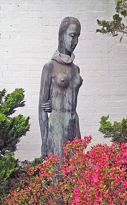 Bronzefigur „Sinnende“ von Friedrich Adolf Sötebier aus dem Jahr 1957