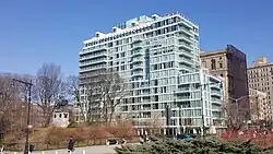 Reiterstatue von Henry Warner Slocum und das Apartmenthaus On Prospect Park