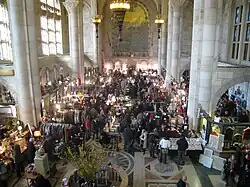 Die Bankhalle während eines Flohmarkts