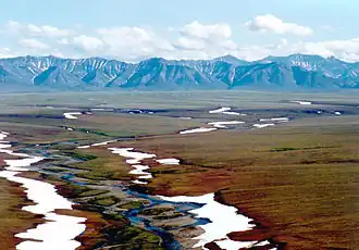 Blick nach Süden auf die Sadlerochit Mountains; im Vordergrund der Katakturuk River