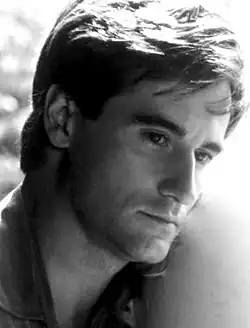 Männliches Gesicht ab dem Hals aufwärts eines nach rechts „nachdenklich“ schauenden Mannes im mittleren Alter. in schwarzweiß.