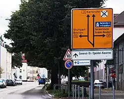 Vorwegweiser in Deutschland, an der Straße vor der Kreuzung.[4]