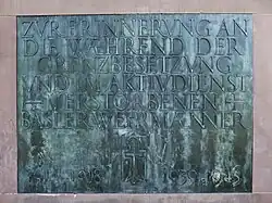 Bruderholz-Schanze. Wehrmanns-Denkmal, Bronzetafel-Inschrift von Walter Rickenbacher-Waldmeier, Numa Rick (1872–1958)