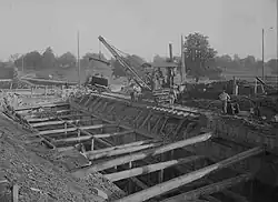 Tunnelschacht mit Holzkonstruktion der Schachtabstützung