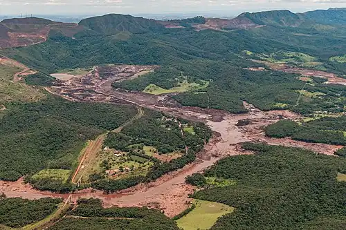 Links von der Bildmitte das zerbrochene Absetzbecken (Dammbruch von Brumadinho)