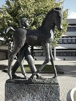 Brunnen Skulptur von Walter Hürlimann (1934–2005). Zur Erinnerung an den Ehrenbürger Albert Meyer (1870–1953) Politiker. Standort, Gemeindeplatz von Fällanden, Zürich