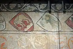 Westwand (südlicher Bereich) und Wappen an der Ostwand