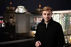 Bruno Hönel (2024) vor dem Deutschen Bundestag